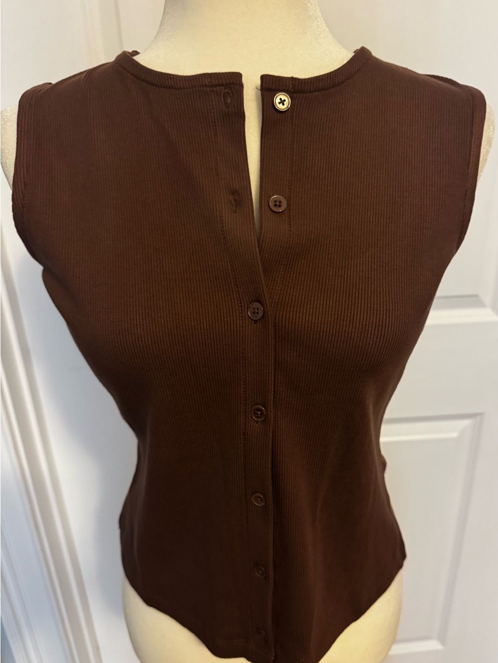 Tahari Brown Ribbed Sleeveless Button-Front Tank